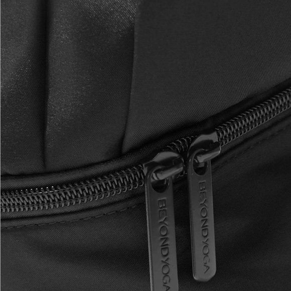Beyond Yoga Convertible Gym Bag. 18.9 X 16.14 X 2.76 inches - Picture 6 of 8